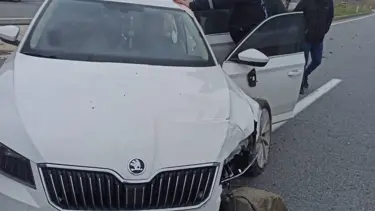 Otomobilin refüje çarpması sonucu 2 kişi yaralandı