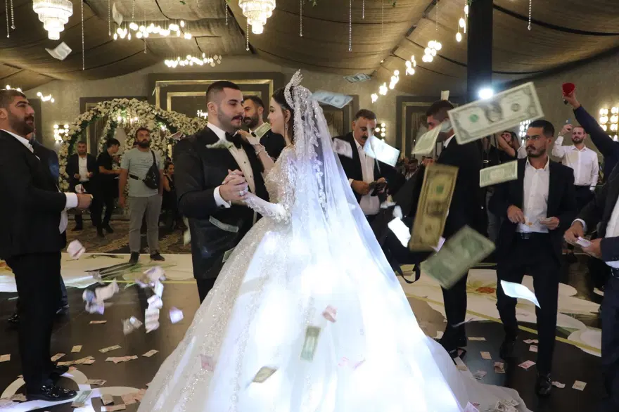 Düğünde dolarlar havada uçuştu: Geline 7 kilo altın takıldı 