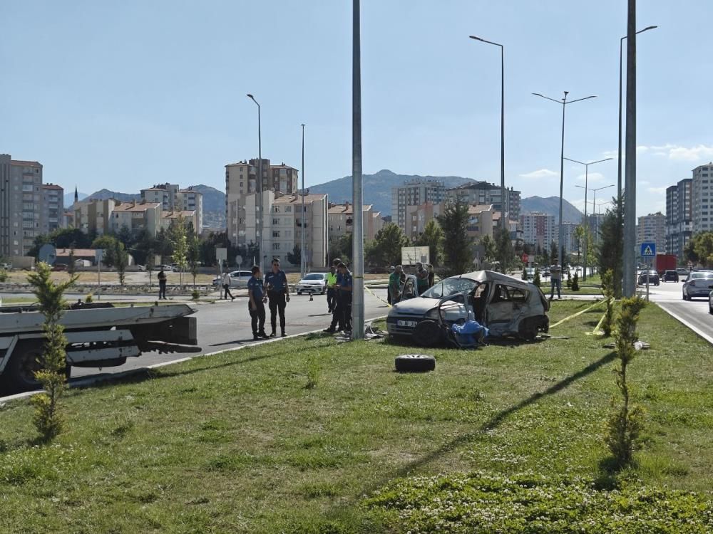 Kayseri'de otomobiller çarpıştı: 2 ölü