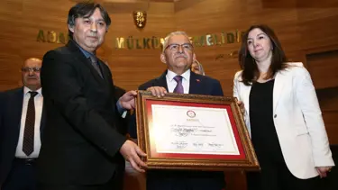 Kayseri Büyükşehir Belediye Başkanı Memduh Büyükkılıç mazbatasını aldı