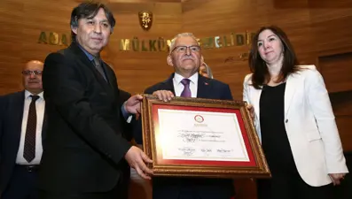 Kayseri Büyükşehir Belediye Başkanı Memduh Büyükkılıç mazbatasını aldı