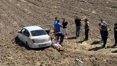 Osmaniye'de otomobil tarlaya uçtu: Üç yaralı