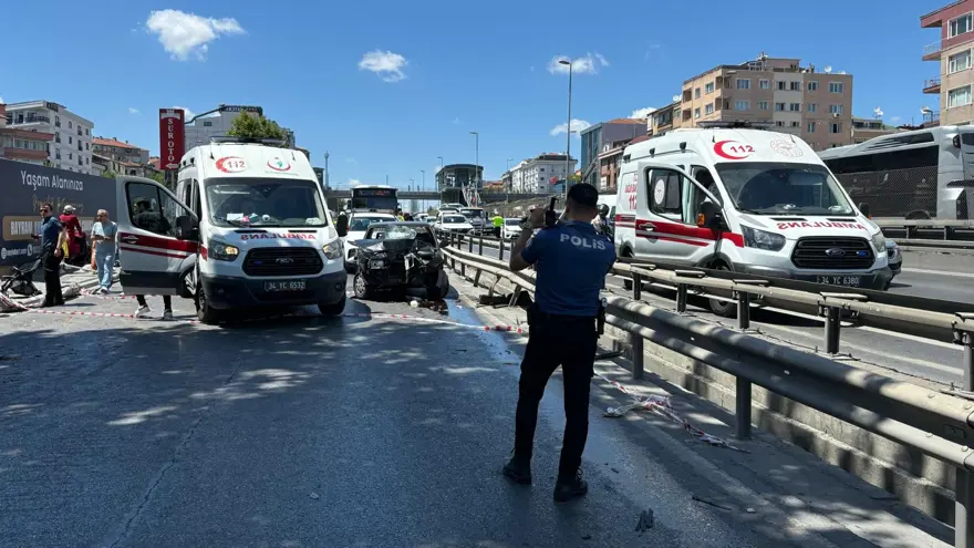 İstanbul'da otomobil yayaların arasına daldı: Yaralılar var 3