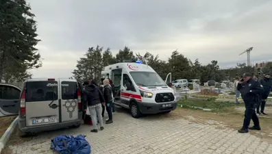 İki kuzen mezarlıkta başlarından silahla vurulmuş halde ölü bulundu