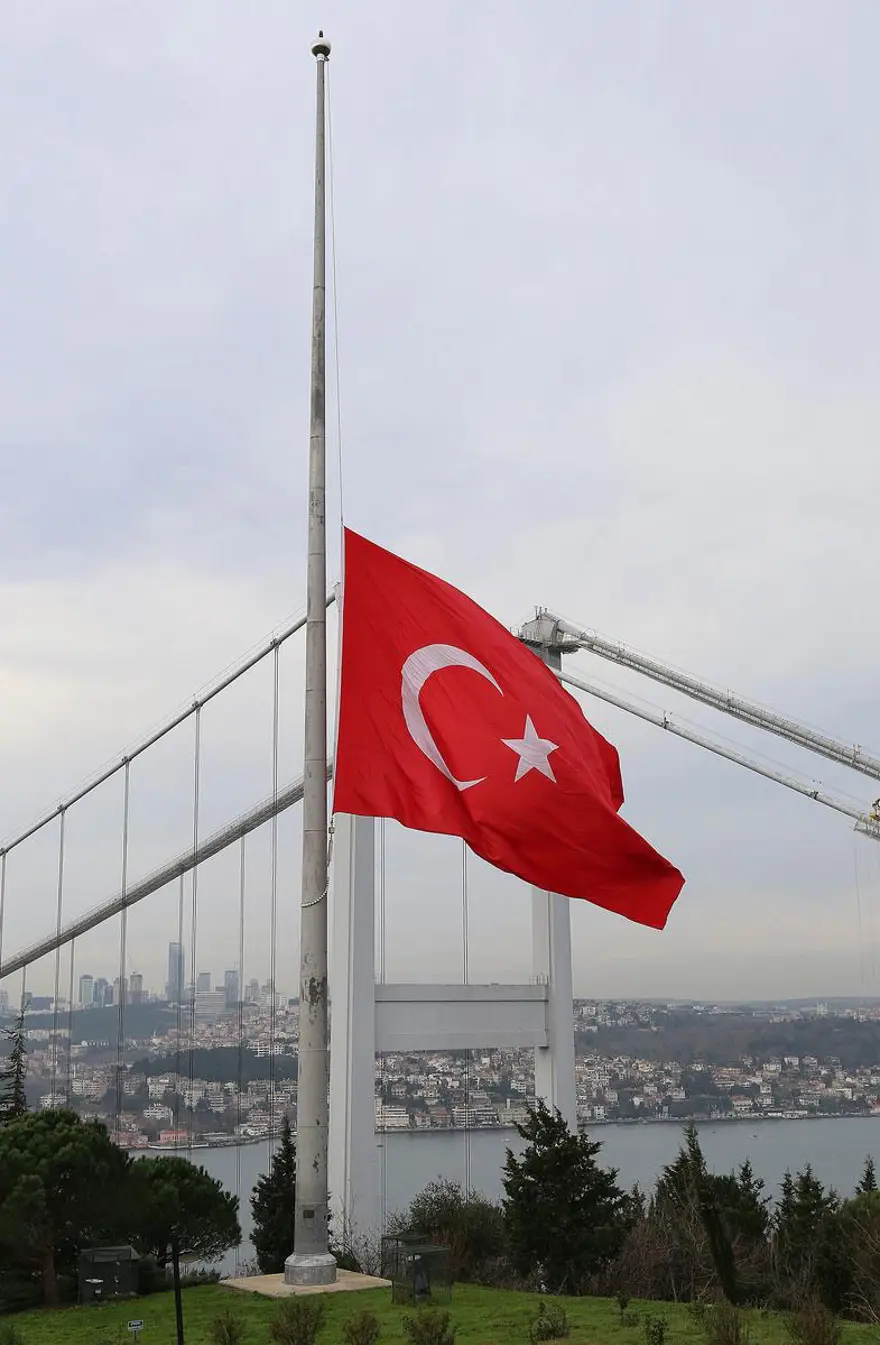 Türk Bayraklar yarıya indirildi 2