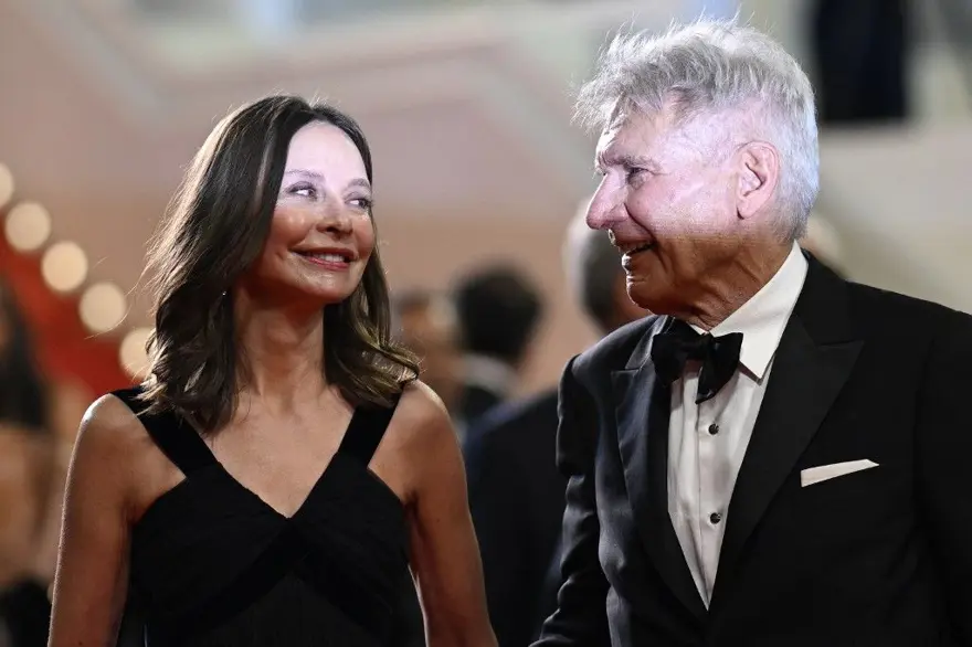 EŞİNE AYRICA TEŞEKKÜR ETTİ 5 EŞİNE AYRICA TEŞEKKÜR ETTİ 5