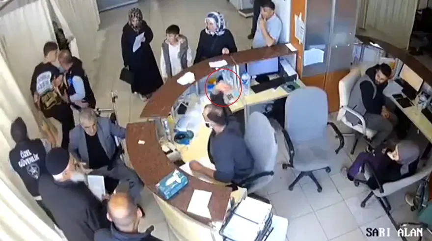 HASTA UZAKLAŞTIRILDI, DOKTOR HAKARETLERİNE DEVAM ETTİ 2 HASTA UZAKLAŞTIRILDI, DOKTOR HAKARETLERİNE DEVAM ETTİ 2