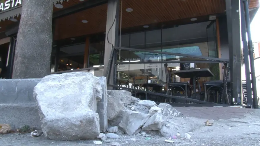 Bursa'da otomobil kafeye daldı: Facianın eşiğinden dönüldü 