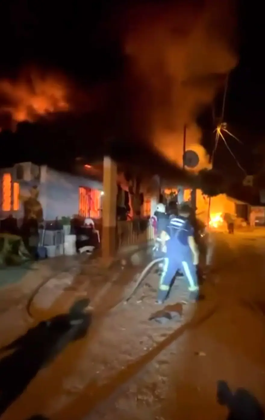 Antalya'da gecekondu yangını 4