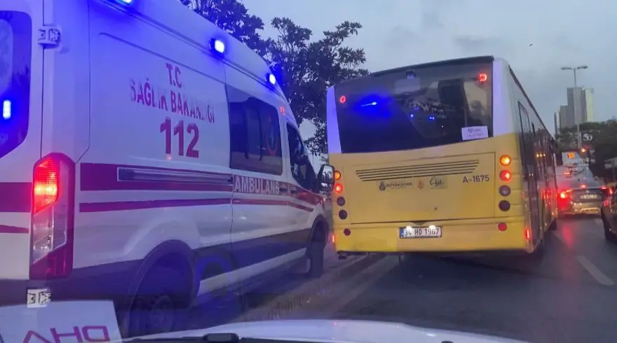 Ambulans kaldırımdan ilerledi 