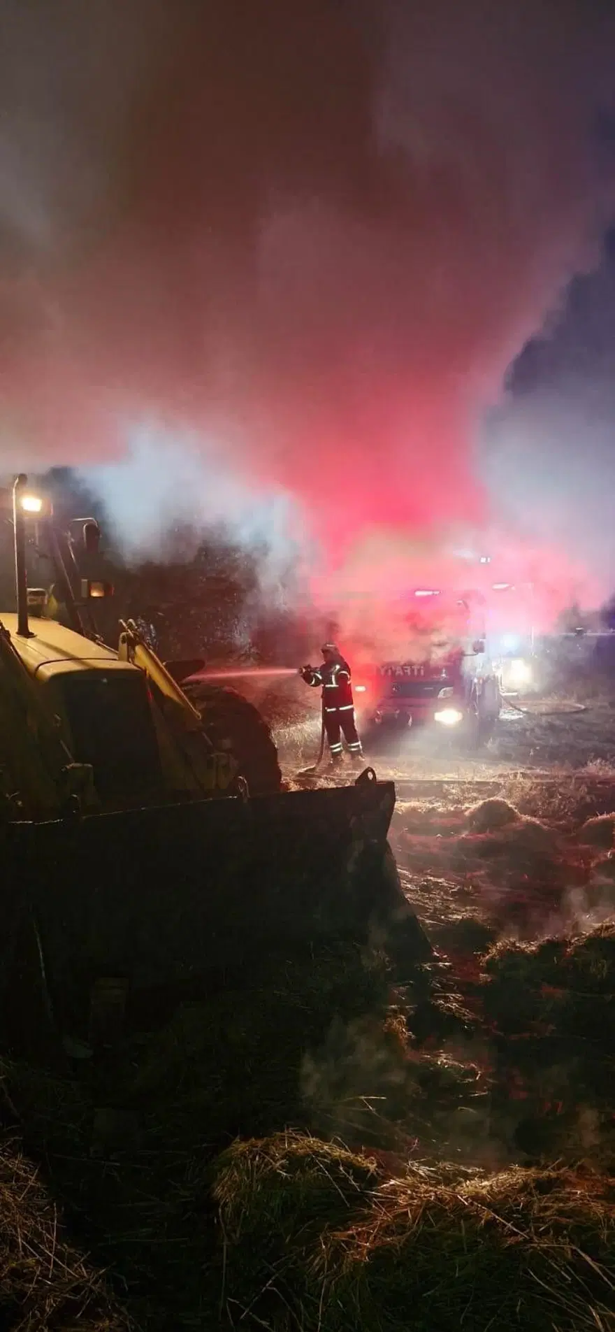Gece saatlerinde çıkan yangında 6 buzağı telef oldu! 500 saman balyası yandı 5