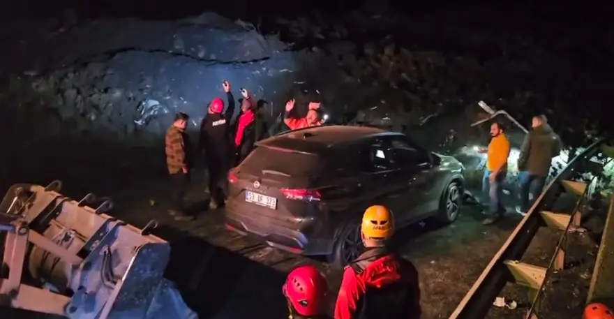 Artvin'de heyelan: Karadeniz Sahil Yolu'nun tek şeridi ulaşıma açıldı 12