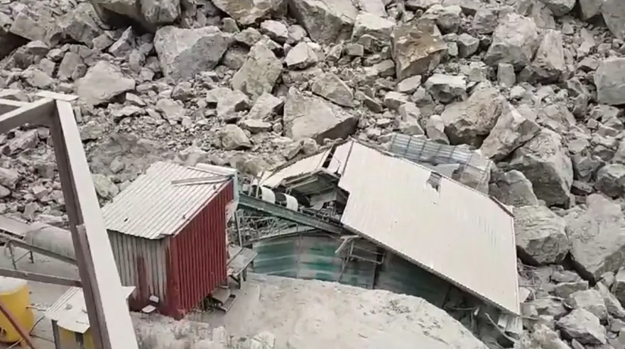 Trabzon'da taş ocağında heyelan 7
