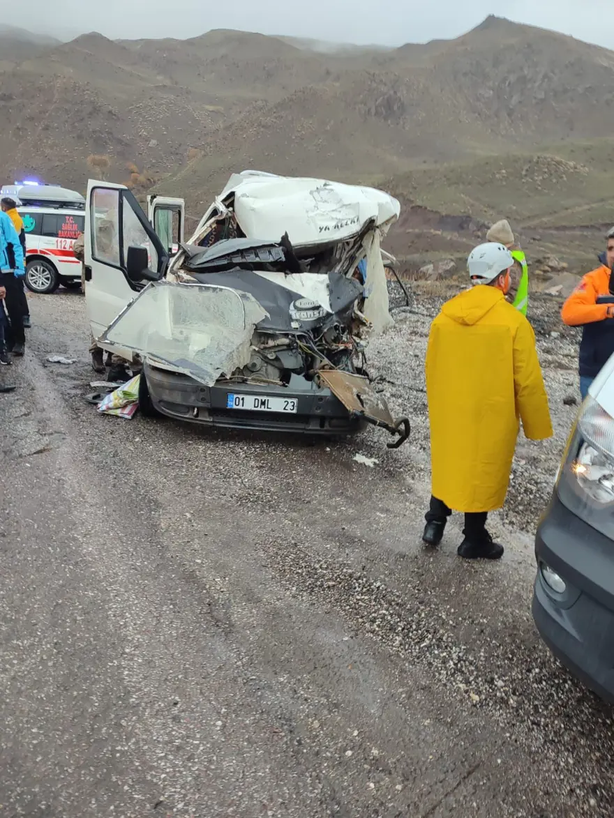 Hakkari'de zincirleme kaza: 3 ölü, 7 yaralı 7 Hakkari'de zincirleme kaza: 3 ölü, 7 yaralı 7