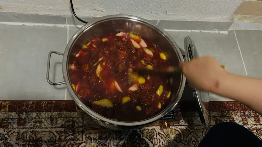 Dut, erik, kayısı ve elmadan yapılıyor: Güneşte kurutulup kış için hazırlanıyor 5 Dut, erik, kayısı ve elmadan yapılıyor: Güneşte kurutulup kış için hazırlanıyor 5