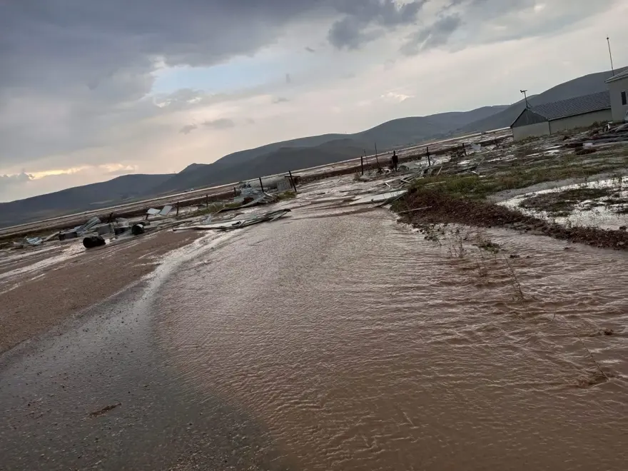 Gümüşhane’yi fırtına ve sağanak vurdu: Çatılar uçtu, tarım arazilerizarar gördü 