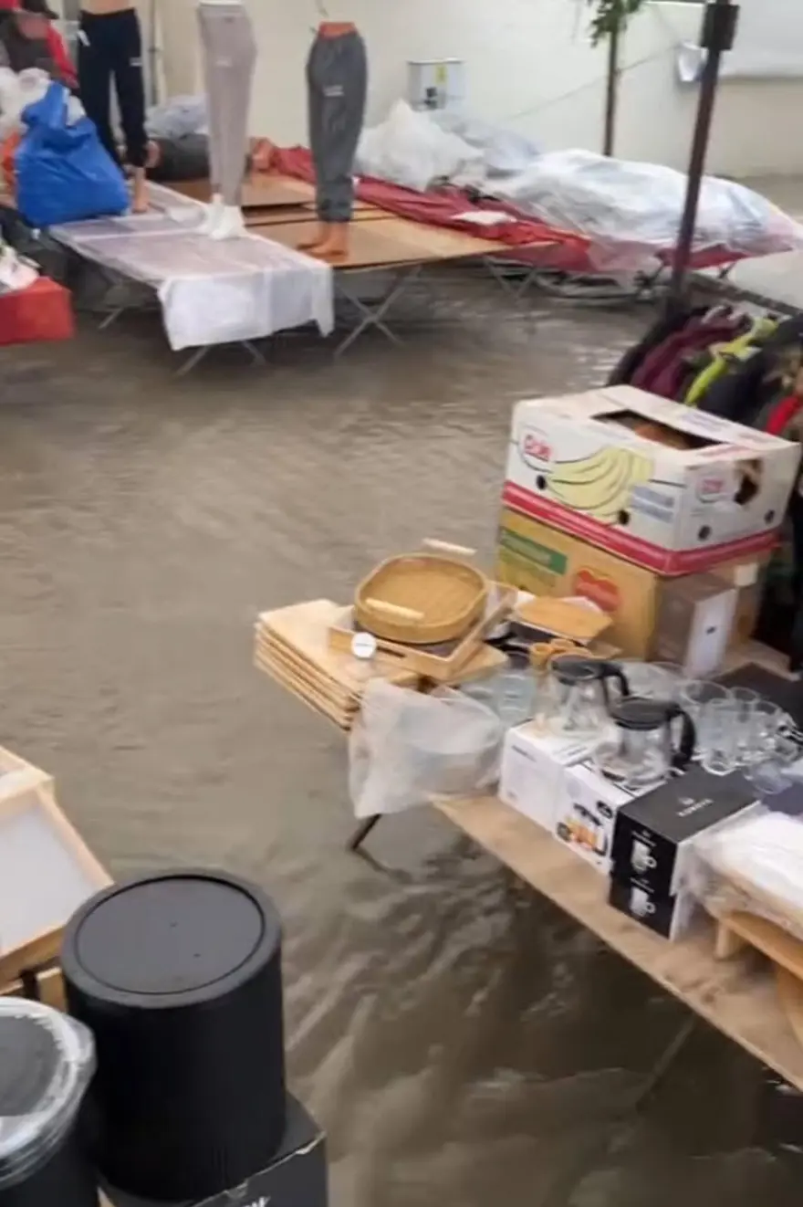 Çeşme'de sokaklar göle döndü 3