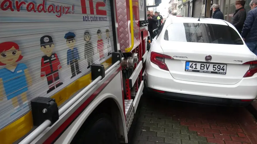 Yangına giden itfaiye aracı hatalı park yüzünden sokakta sıkıştı 7