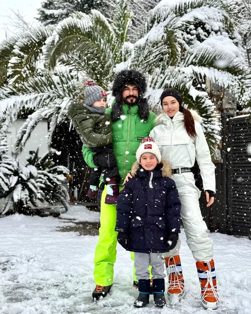 Fahriye Evcen ile Burak Özçivit karın keyfini çıkardı! Aile pozları gündem oldu 3