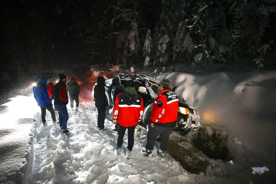 Düzce'de yaylada araçları kara saplanarak kalan 4 kişiye güçlükle ulaşıldı 7 Düzce'de yaylada araçları kara saplanarak kalan 4 kişiye güçlükle ulaşıldı 7