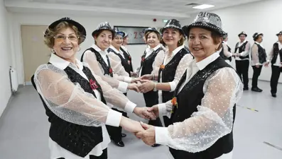 "Parlak Şapkalılar" dinç kalmak için dans ediyor: "Kolesterol, tansiyon, şeker hastasıyım, hepsi düzeldi"