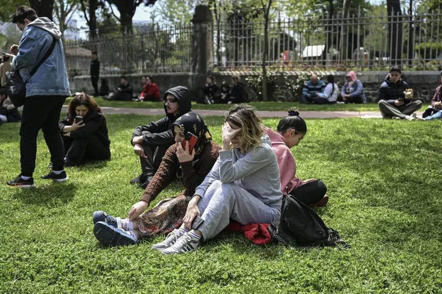 Depremin ardından park ve bahçeler doldu 6