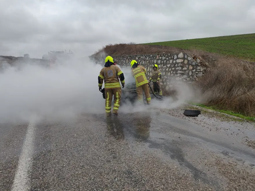 Seyir halindeki otomobil küle döndü 2
