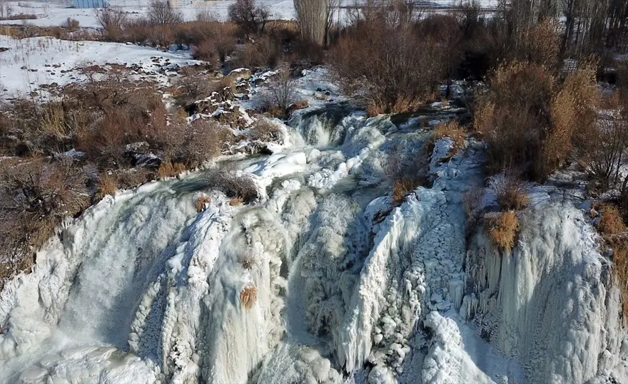 Van'da doğa harikası Muradiye Şelalesi kısmen dondu 2 Van'da doğa harikası Muradiye Şelalesi kısmen dondu 2