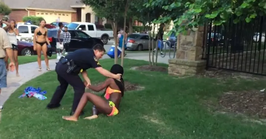 ABD polisinden siyahi gençlerin havuz partisine sert müdahale 8