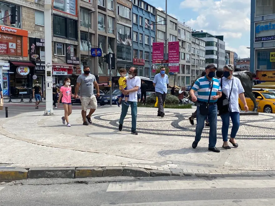 İstanbul'da maske takma zorunluluğunun ilk günü 4 İstanbul'da maske takma zorunluluğunun ilk günü 4