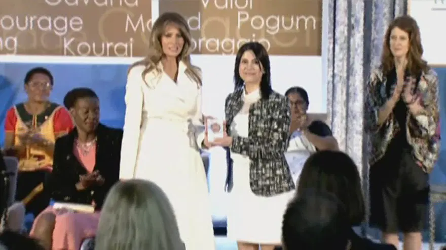 Saadet Öğretmen ödülünü Melania Trump'tan aldı 5 Saadet Öğretmen ödülünü Melania Trump'tan aldı 5