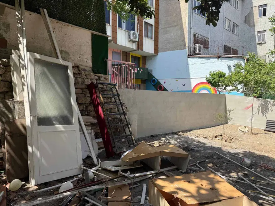 Kreşte korku dolu anlar: 5 yaşındaki çocuk inşaat alanına düştü 2