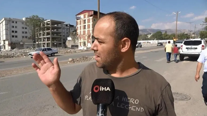 Enkaz kaldırma çalışmaları bitti, şehrin en işlek noktasıartık bomboş 3 Enkaz kaldırma çalışmaları bitti, şehrin en işlek noktasıartık bomboş 3