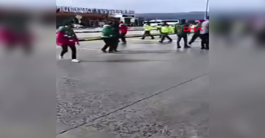 Fenerbahçe ile Amedspor taraftarları arasında kavga | Sarı lacivertlilerden yaralı taraftar için açıklama: "Bir taraftarımız kalbinin altından bıçaklandı" 3