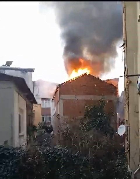 Şişli’de yangın paniği: Alevler yan binaya da sıçradı