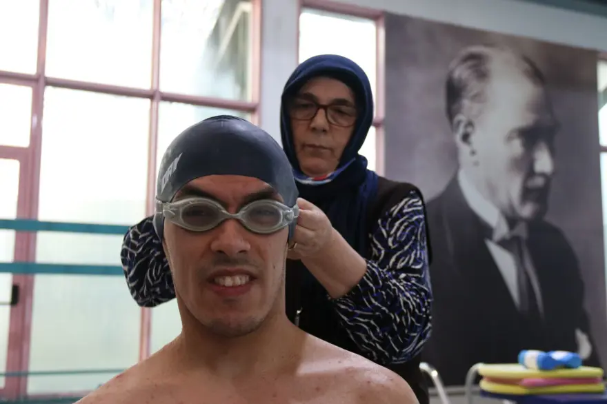 57 yaşındaki fedakar anne: 21 yıldır serebral palsi hastası oğlunu şampiyonluklara taşıyor 5