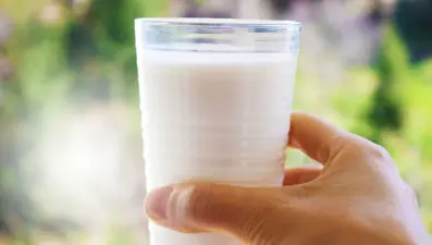 Uzman doktor açıkladı: Süt şişkinliğe neden olur mu?