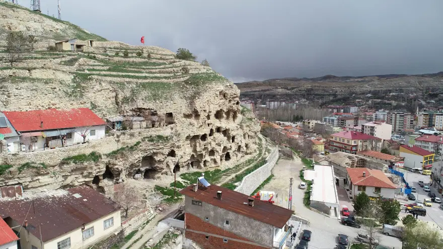 Sivas'ın 4 bin yıllık 'apartman' mağaraları zamana meydan okuyor Sivas'ın 4 bin yıllık 'apartman' mağaraları zamana meydan okuyor
