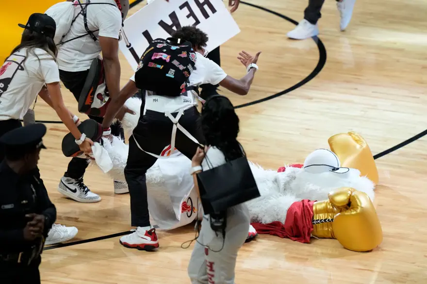 Conor McGregor NBA maskotunu yumruklayarak hastanelik etti 3