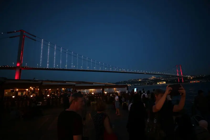 İstanbul'un tarihi simgeleri Milli Takım'a destek için Kırmızı-Beyaza büründü 7