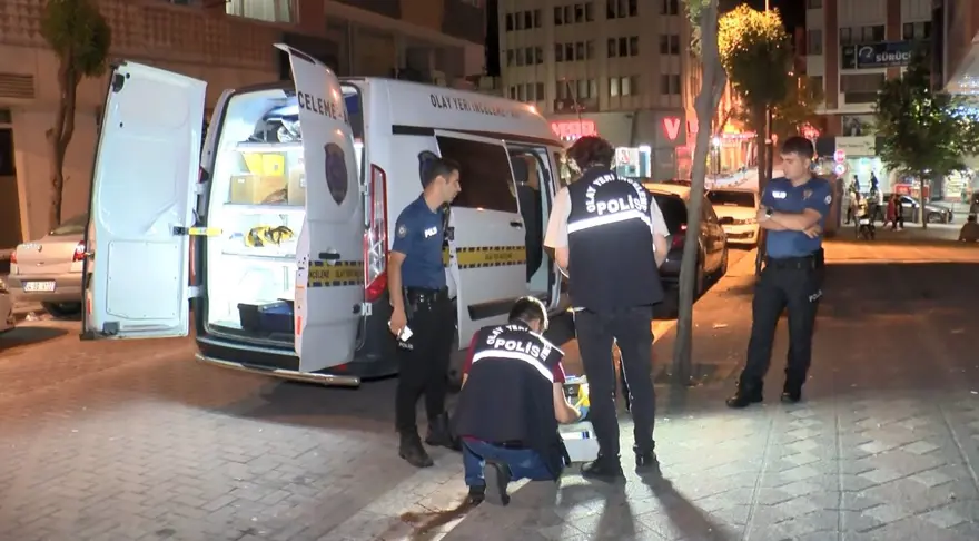 Zeytinburnu'nda sözlü tartışma meydan kavgasına dönüştü | Bir kişi etrafa ateş açmaya başladı 3