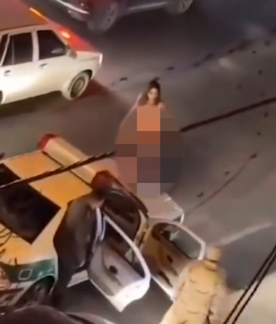 POLİS ARABASININ ÖN CAMINA TIRMANDI 1