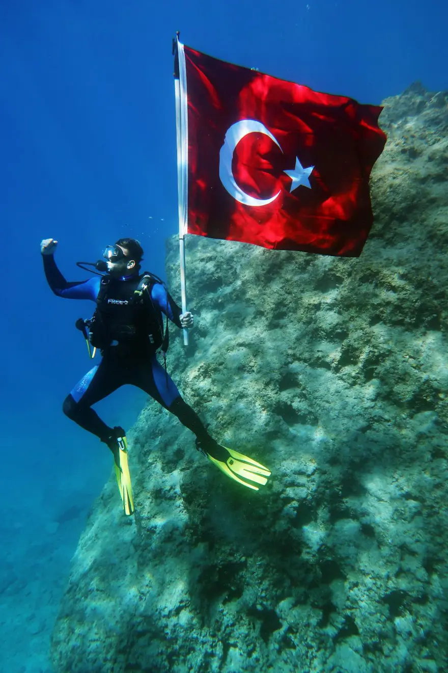 29 Ekim Cumhuriyet Bayramı'nı su altında bayrak açarak kutladılar 1