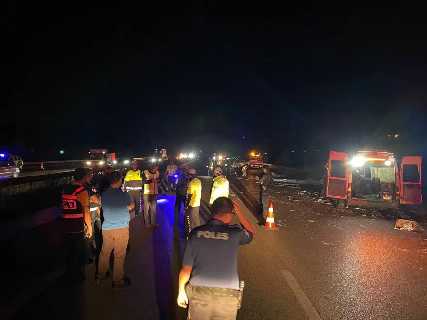 Bursa'da dinamit yüklü kamyon devrildi, İzmir güzergahı saatlerce kapalı kaldı 1 Bursa'da dinamit yüklü kamyon devrildi, İzmir güzergahı saatlerce kapalı kaldı 1