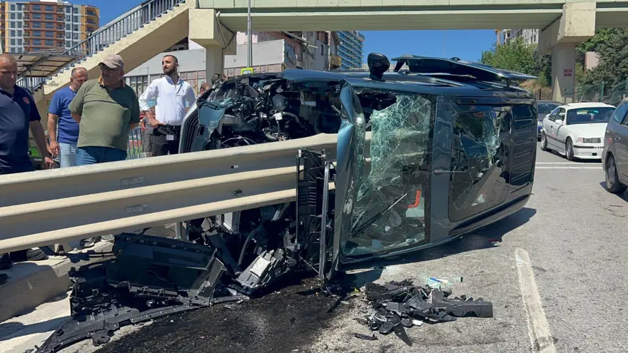 Pendik'te feci kaza: Bariyere ok gibi saplandı 4