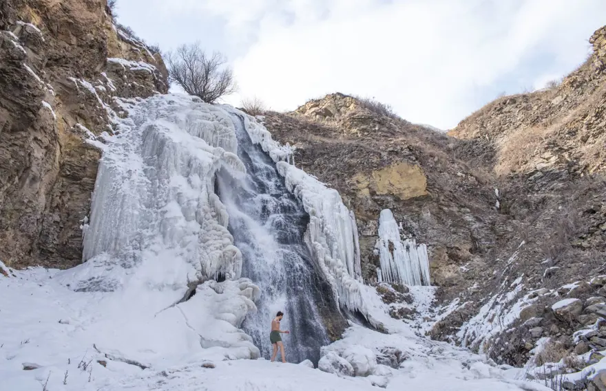 İskandinav ülkelerinde gördü, Susuz Şelalesi'nde buzlu suya girdi 8