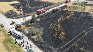 Temizlik için yakılan ateş ekili arazi ile 600 balya samanı küle çevirdi