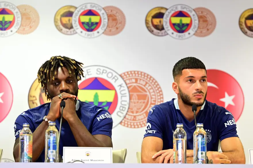 Fenerbahçe'de 5'i yeni transfer, 7 futbolcu için imza töreni düzenlendi 23 Fenerbahçe'de 5'i yeni transfer, 7 futbolcu için imza töreni düzenlendi 23