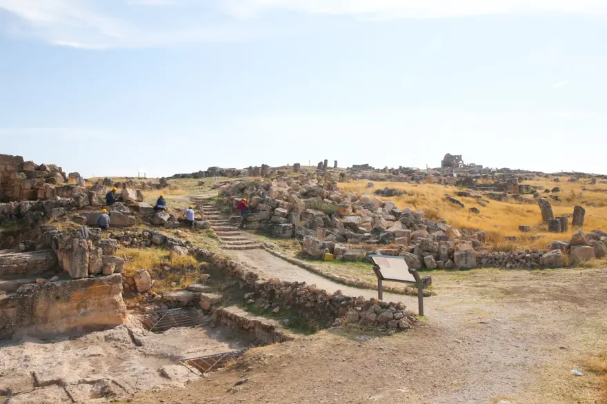 Diyarbakır'daki Zerzevan Kalesi'nde 1900 yıllık Mithras Tapınağı'nın anıtsal kapısına ulaşıldı 10