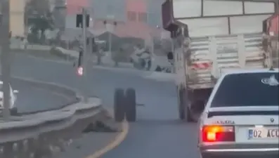 Trafikte korku dolu anlar: Hareket halindeki kamyonun dingili koptu